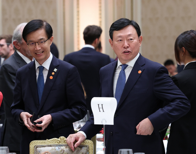 대화나누는 방문규 장관과 신동빈 회장
