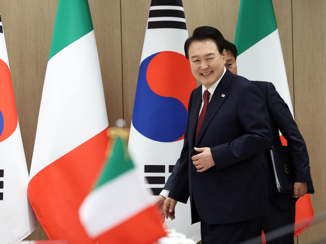 밝은 표정으로 입장하는 윤석열 대통령