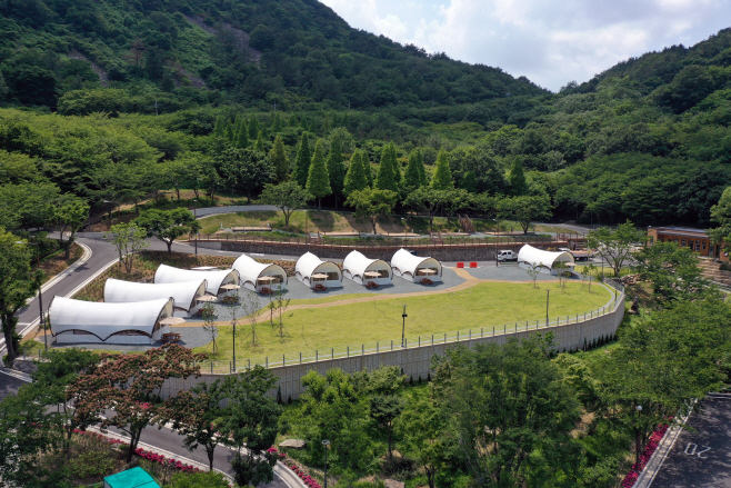진주월아산자연휴양림야영장전경