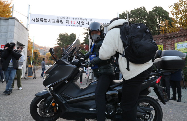 오토바이 타고<YONHAP NO-2231>