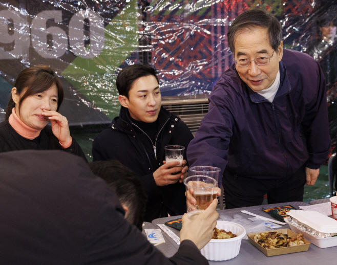 한덕수 총리 청년들과 '건배'