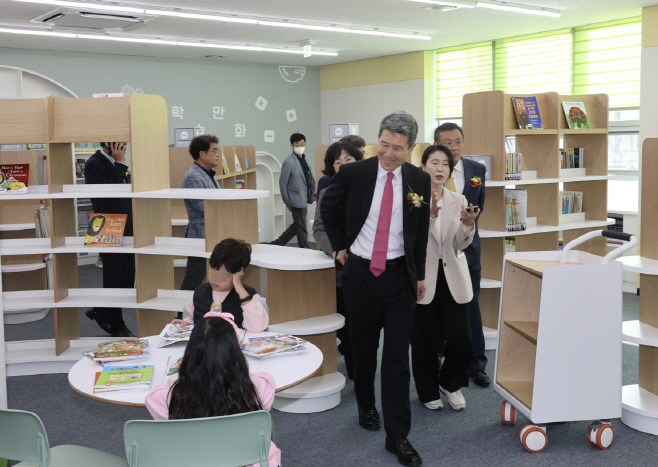 지난 10월 재개관한 포항시립포은오천도서관을 둘러보는 이강덕