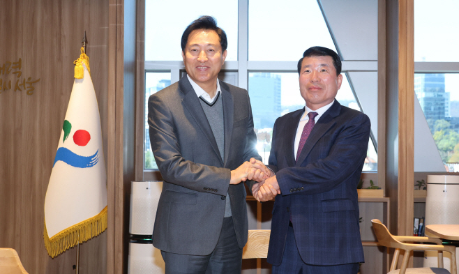 악수하는 서울시장과 구리시장