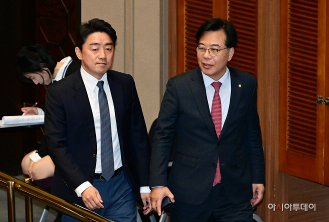 [포토] 자리 향하는 송언석-강훈식 예결위 여야 간사