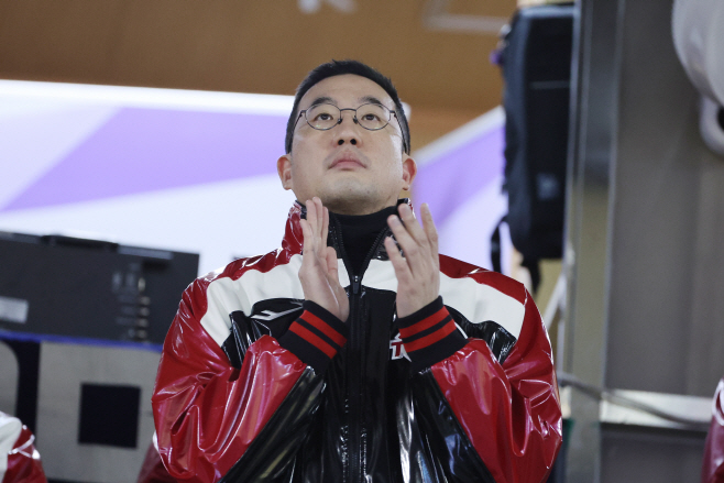 유광점퍼 입고 LG 응원 나선 구광모 회장<YONHAP NO-3949>