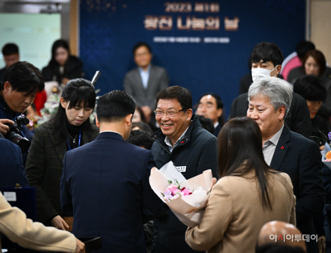 [포토] 우수기부자 감사패 수여하는 김경호 광진구청장