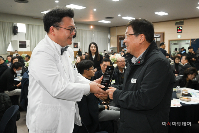 [포토] 김경호 광진구청장, 우수기부자 감사패 수여