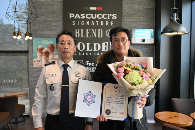 안전관리 우수업소 인증서 및 표지 전달 관련 사진