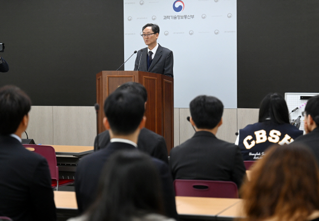 [포토]'제69회 전국과학전람회' 심사결과 발표하는 이석래 관장