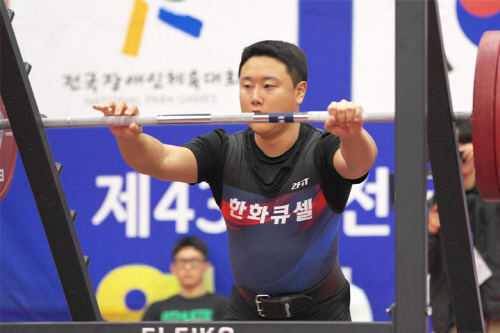황상훈 선수가 스쿼트 200kg을 들어올리려고 하고 있다
