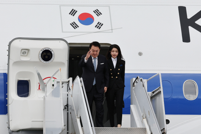 윤석열 대통령 내외, APEC 정상회의 참석 위해 샌프란시스코 도착