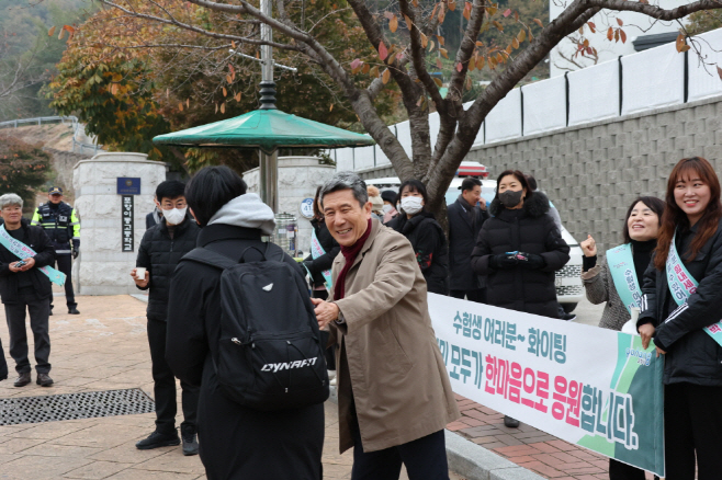 이강덕 포항시장이 16일 2024학년도 대학수학능력시험이 치러