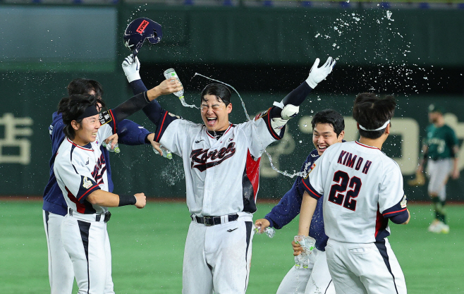 '내가 끝냈어!'<YONHAP NO-3818>