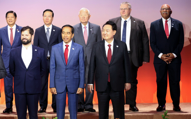 윤석열 대통령, APEC 정상들과 단체 사진촬영