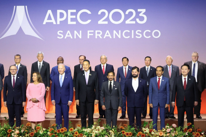 윤석열 대통령, APEC 정상과 단체 사진촬영