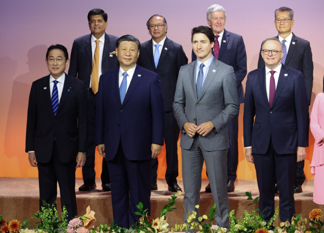 APEC 정상들과 단체 사진 촬영하는 시진핑 주석과 기시다 총리