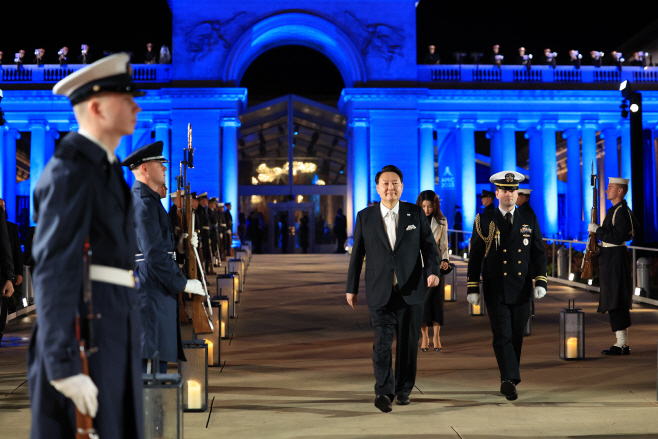 APEC 정상 만찬장 나서는 윤석열 대통령 내외