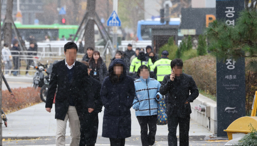 서울에 내리는 올가을 첫눈<YONHAP NO-2628>