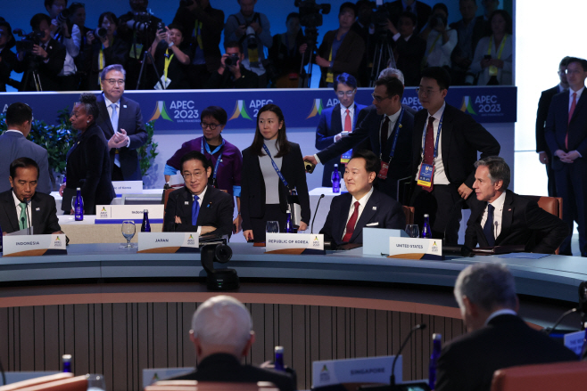 윤석열 대통령, APEC 제2세션 리트리트 참석