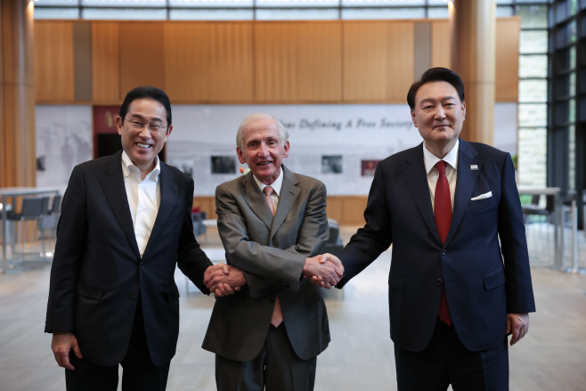 스탠퍼드대 후버연구소에서 기념촬영하는 한일 정상