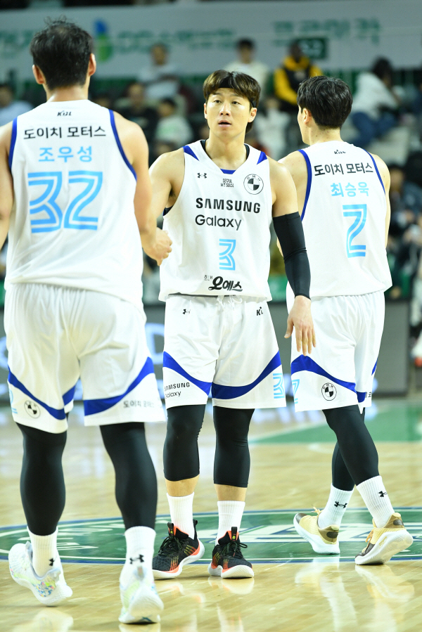 서울 삼성 선수들이 벤치로 들어가고 있다. KBL