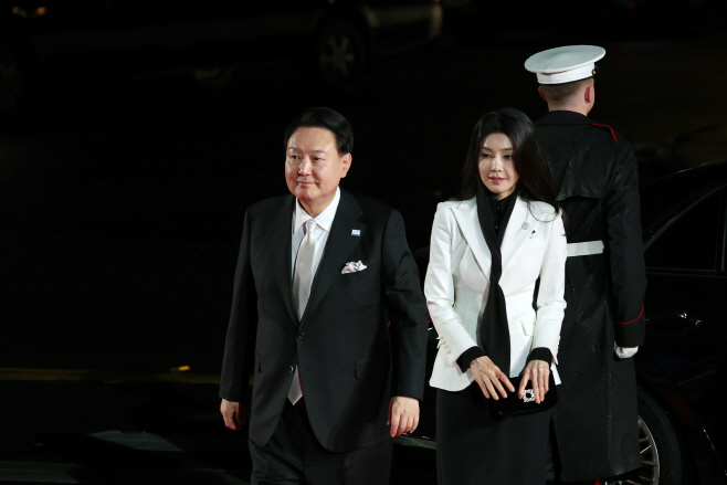 APEC 정상 만찬 도착한 윤석열 대통령 내외<YONHAP NO-3702>