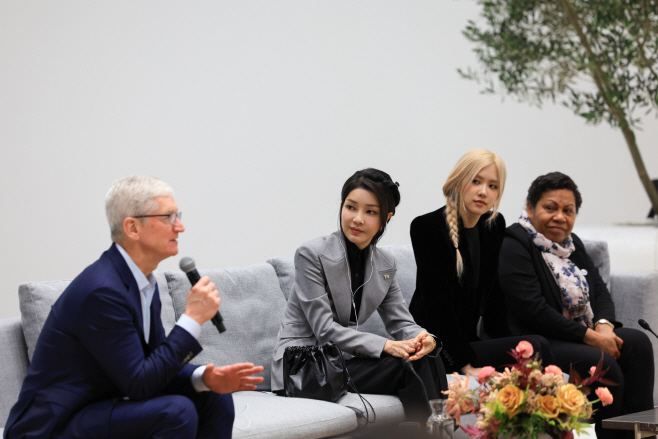 김건희 여사, APEC정상 배우자들과 '정신건강에 관한 대화' 참여