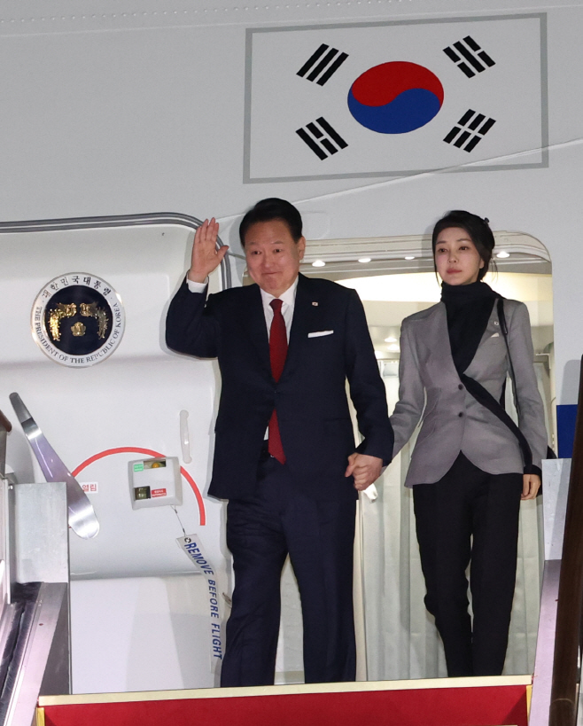 윤석열 대통령 내외, APEC 일정 마치고 귀국<YONHAP NO-3093>