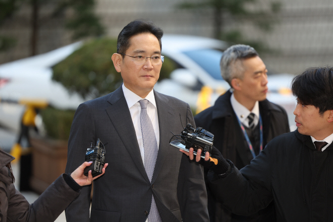이재용 회장 법정으로<YONHAP NO-2118>