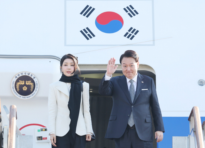 영국 국빈방문 출국하는 윤석열 대통령 내외