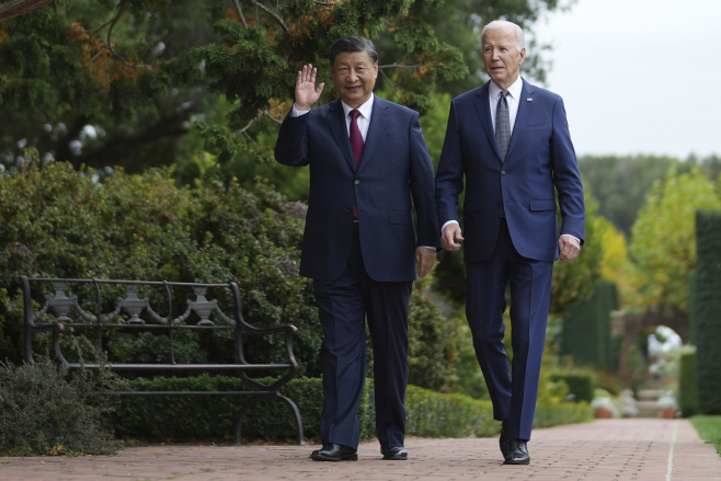 바이든과 산책 중 손 흔드는 시진핑 中 국가주석