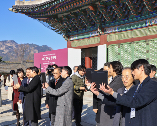 공존앱으로 메타버스상에서 경복궁 진하례 체험