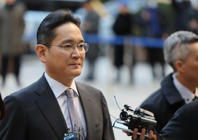 결심 공판 출석하는 이재용 회장<YONHAP NO-2166>