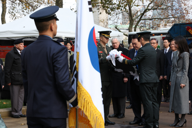 윤석열 대통령 내외, 영국군 한국전 참전 기념비에 헌화