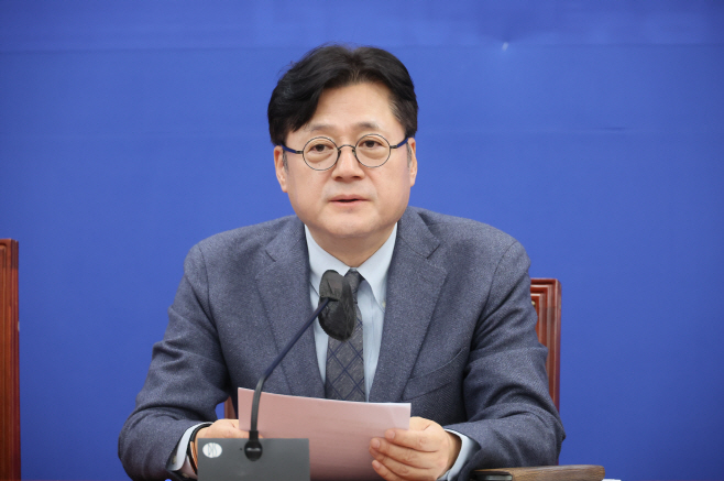 발언하는 홍익표 원내대표