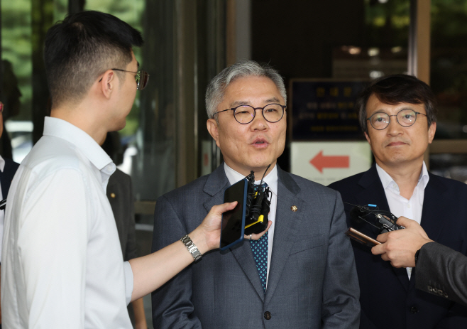 '의원직 상실' 취재진 질문에 답하는 최강욱 의원