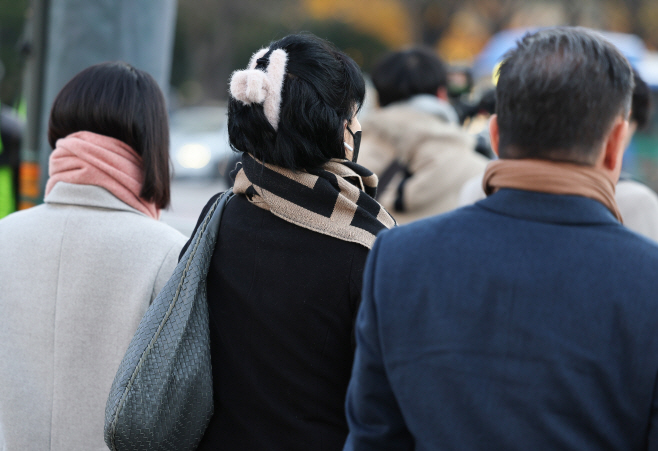출근길 추위에 목도리는 필수