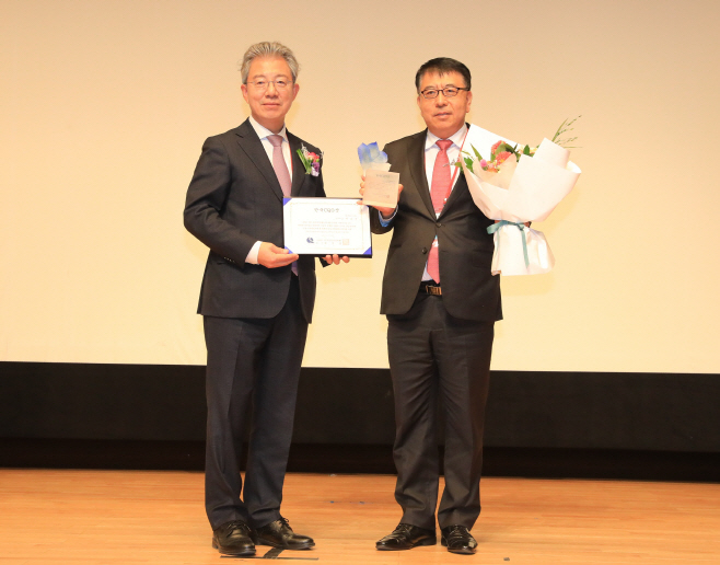 (사진설명) 한전KPS 발전안전사업본부 허상국 부사장(사진 오른