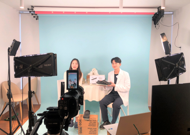 영등포구 라이브커머스 생방송 진행 모습