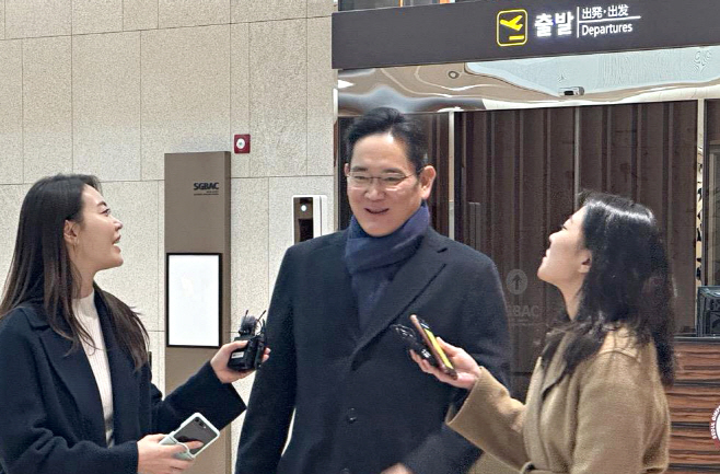 유럽 출장 마치고 귀국하는 이재용 회장<YONHAP NO-2309>