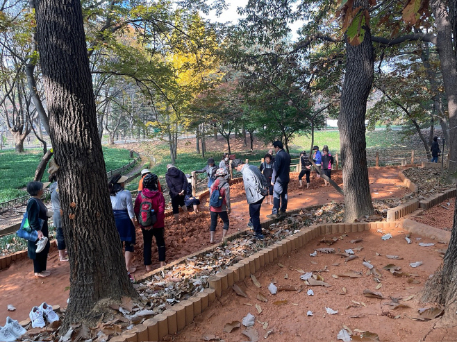 공원과-성남시 중앙공원 맨발황톳길 이용 중인 시민들