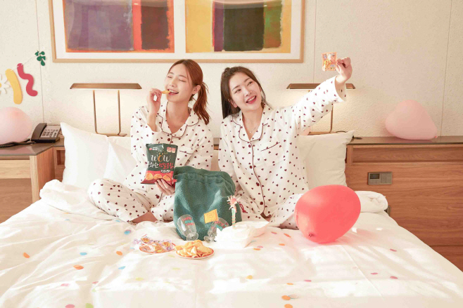풍선, 가랜드 등 파티에 필요한 아이템과 농심의 디저트를 모은