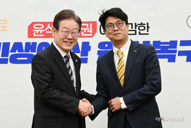 [포토] 김준우 정의당 비대위원장과 악수하는 이재명 민주당 대표