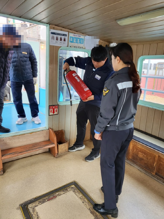 창원해경이 유도선 내 소화시설을 점검하고 있다 (2)