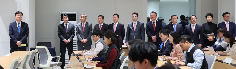 나란히 선 신임 대통령실 정책실장과 수석비서관들