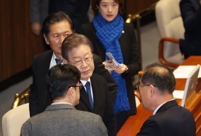 본회의장 나서는 이재명 대표<YONHAP NO-3735>