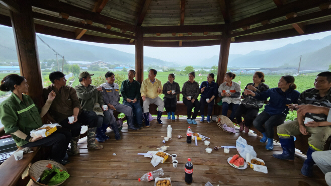 박현국 봉화군수가 외국인 계절근로자 농가 현장을 방문했다(3)