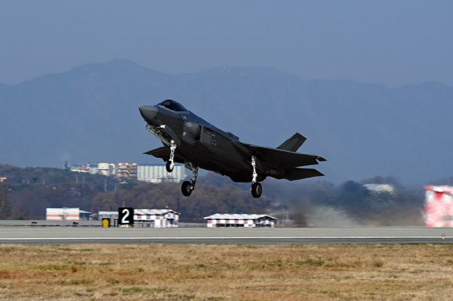 이륙하는 F-35A 전투기