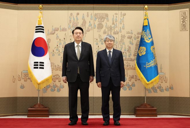 윤석열 대통령, 이종석 헌재 소장 임명장 수여