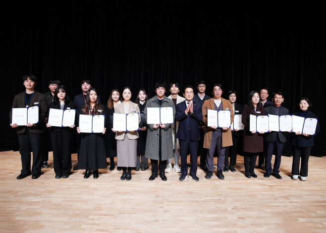 최기문 영천시장이 청렴 우수 부서 와 수상자들과 기념사진을